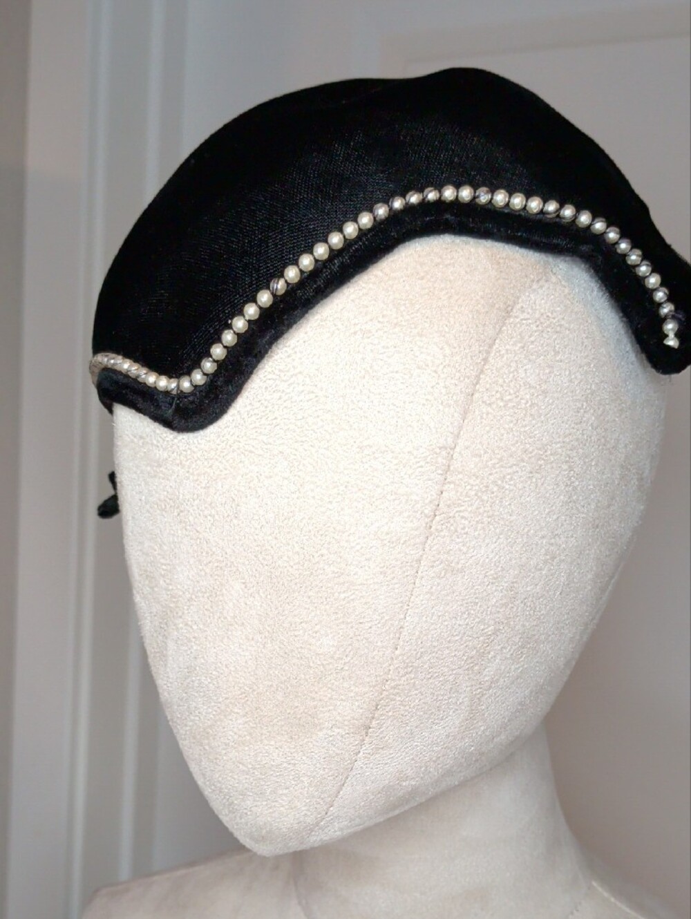 Vintage 40s Black Velvet Juliet Cap Pearl Fascinator Hat Flapper Girl Formal - Picture 3 of 6